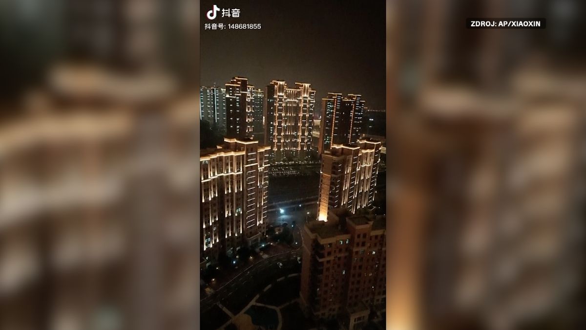 Video: Obyvatelé Wu-chanu nechodí ven, tak křičí hesla z oken a zpívají